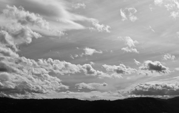 Черно-белое фото облаков