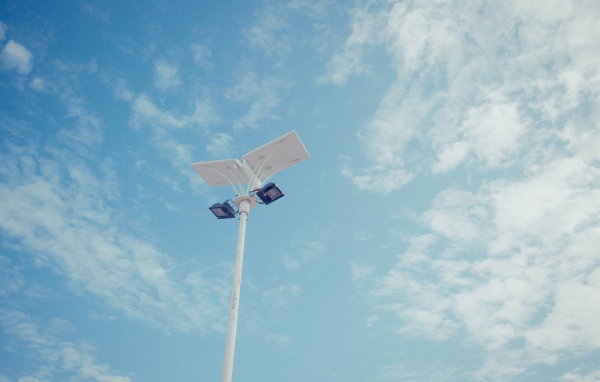 Современный уличный фонарь на фоне неба