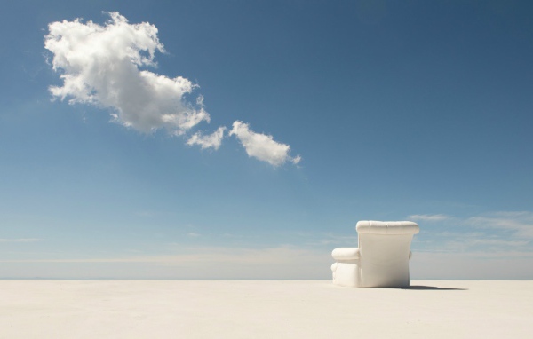 Кресло на белом песке пустыни