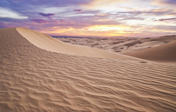 Бежевый песок в пустыне