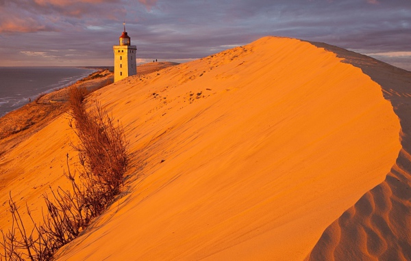 Маяк на границе пустыни и моря