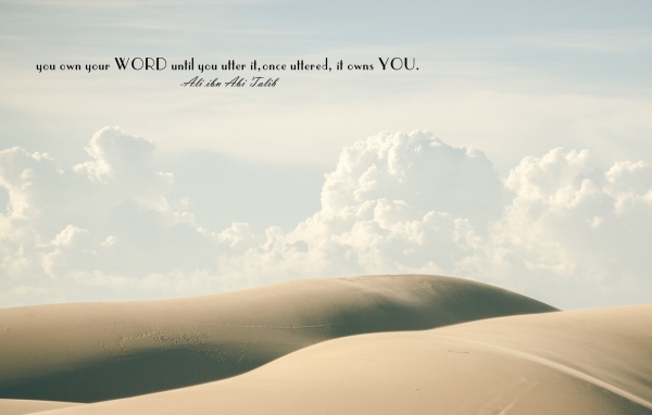 Надпись на фоне облаков и пустыни