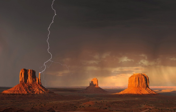 Гроза и молнии в пустыне