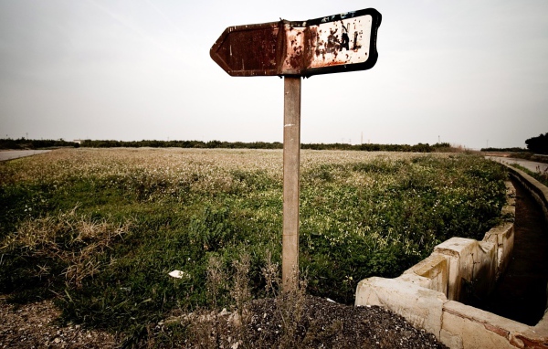 Ржавый указатель направления у поля