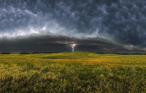 Гроза приближается к зеленому полю
