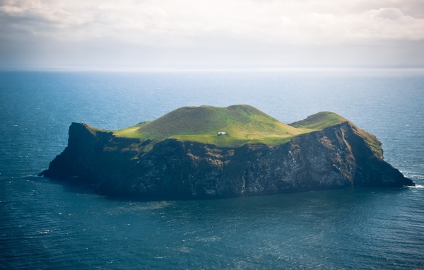 Остров недалеко от Исландии