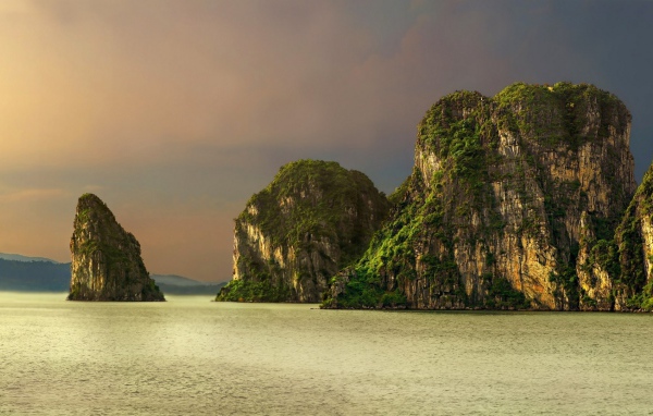 Острова скалы в тропическом море