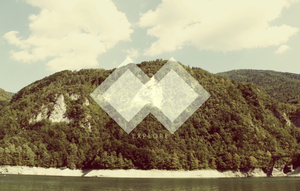 Ромбы на фоне горы