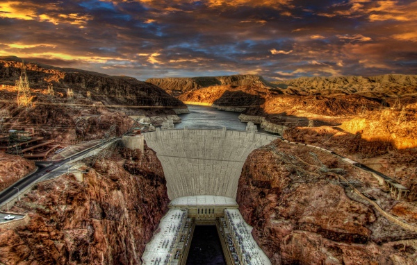 Плотина на реке в горах