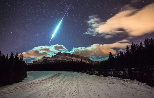 Упавшая звезда в зимних горах