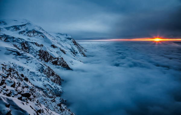 Вершины гор над облаками на закате