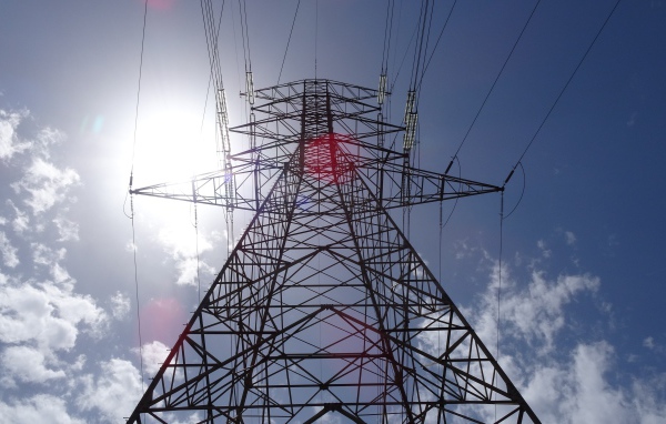 Столб ЛЭП на фоне неба
