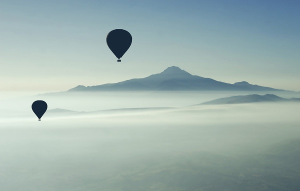 Черные воздушные шары над туманом