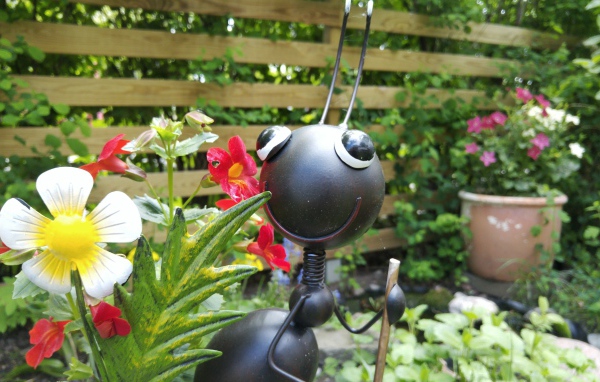 Фигурка муравья в саду