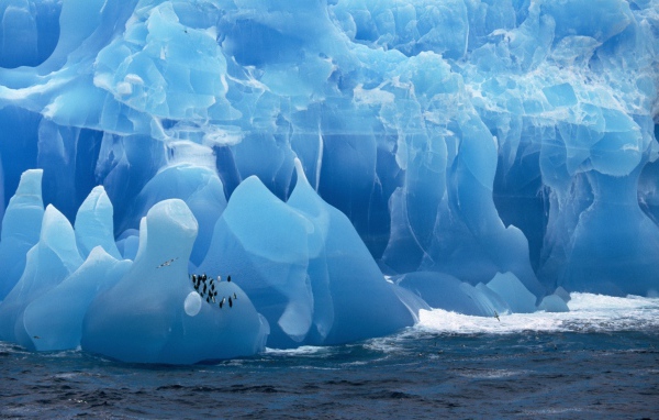 Великолепный голубой ледник