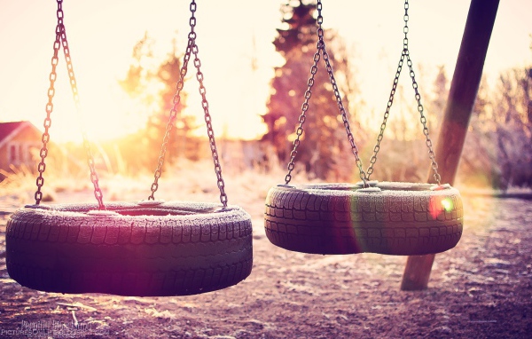 Иней на качелях из шин