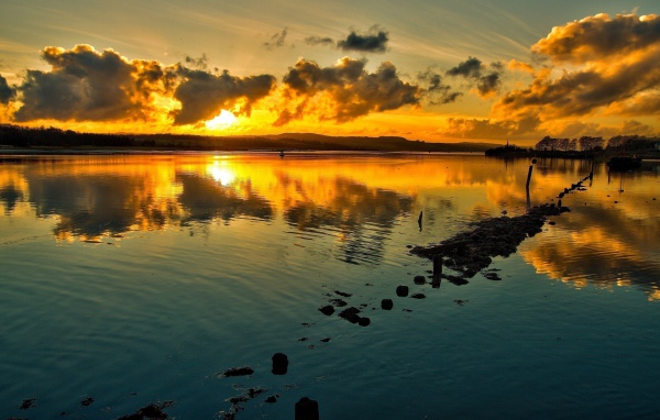 Огненный закат отражается в озере