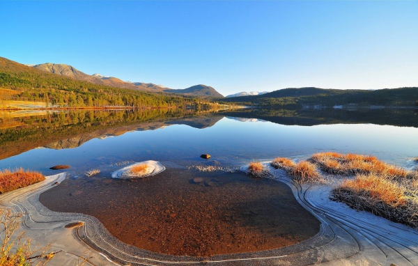 Первый лед на горном озере