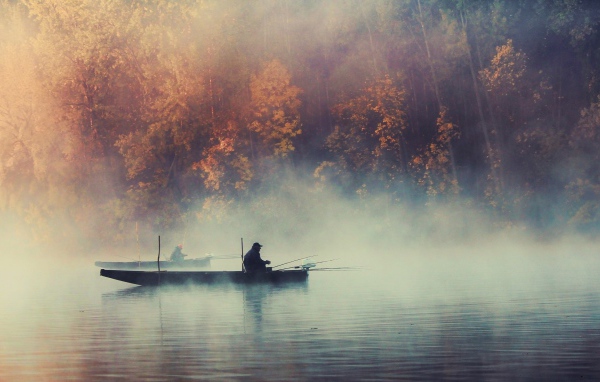 Рыбаки на озере в утреннем тумане