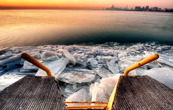 Лед у берега озера, фото HDR