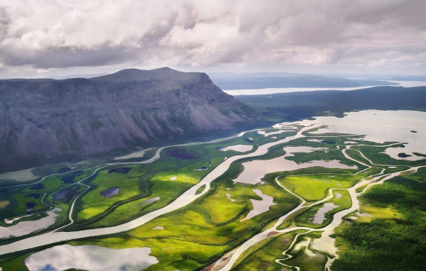 Дельта реки среди гор