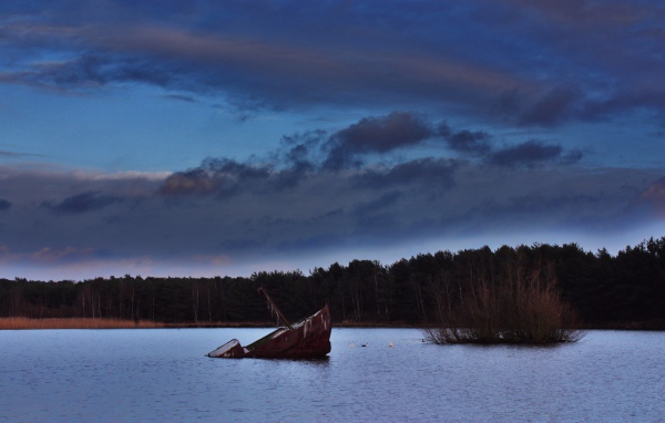 Баржа затонула в озере
