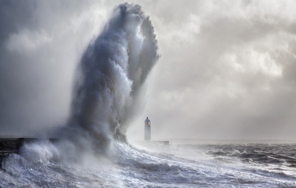 A huge wave of the lighthouse