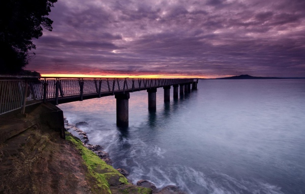 Пирс в заливе на бетонных сваях