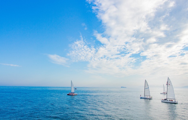 Несколько парусников на тихой глади залива