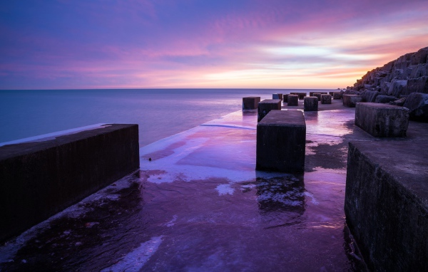Каменные блоки на набережной