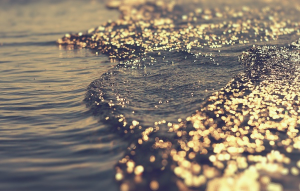 Солнце искрится на волнах