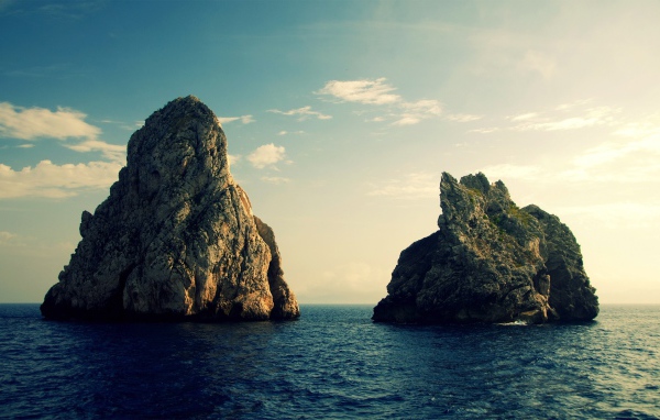 Две скалы у берега