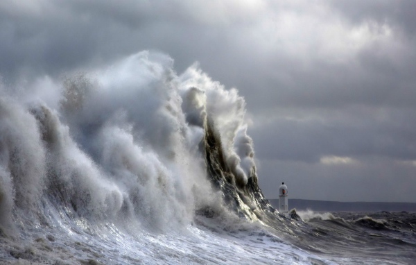 Волна накрывает маяк