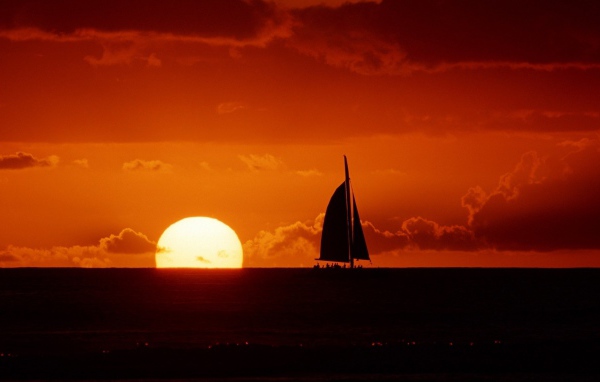 Черный силуэт паруса на закате