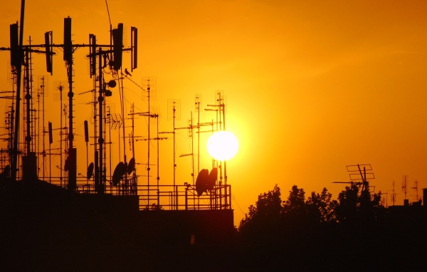 Вышки связи на фоне солнца