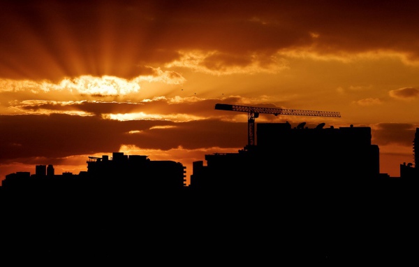 Стройка на фоне заката