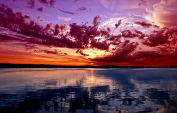 Насыщенные красные облака на закате, фото HDR