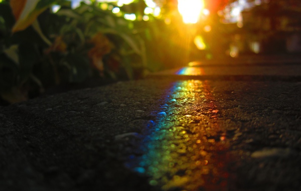 Радужный блик на асфальте