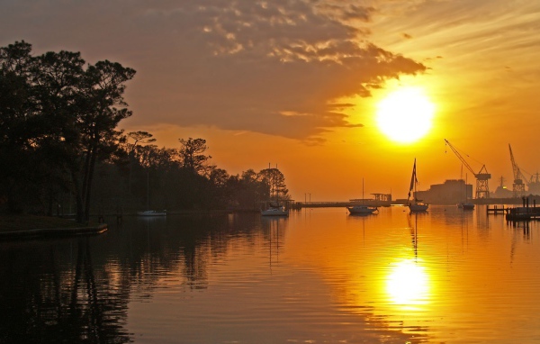 Закатное солнце в облаках над портом