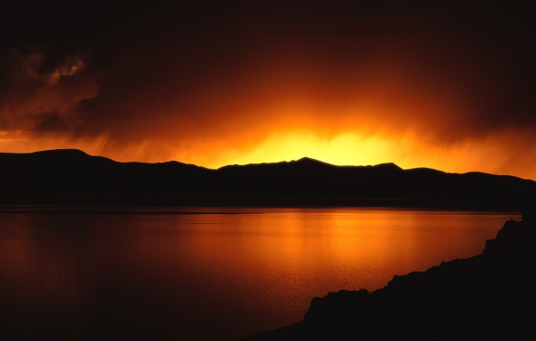 Небо пылает за кромкой гор