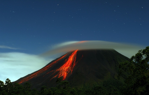 Легкая дымка на вершине извергающегося вулкана