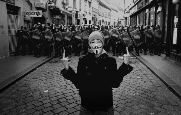 Анонимус на фоне полиции