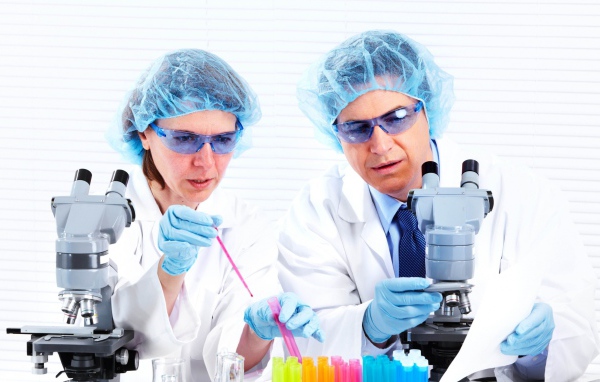 Ученые в лаборатории