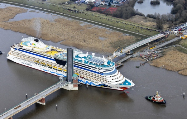 Корабль Аида проходит разводной мост