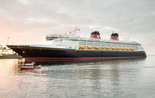 Черный королевский круизный лайнер