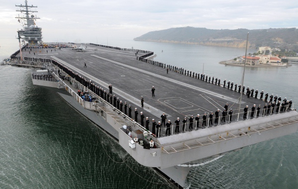 Построение матросов на борту авианосца