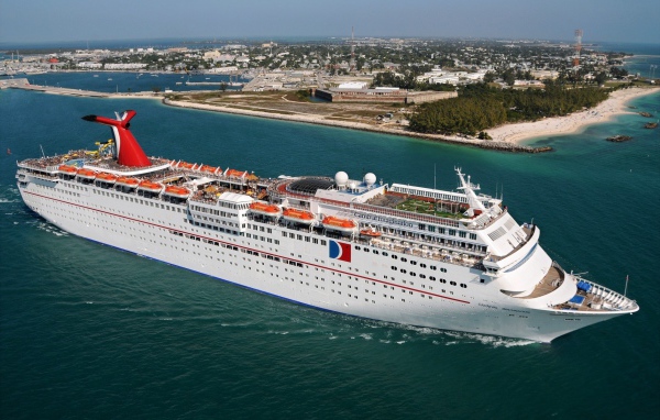 Круизный корабль с красной трубой