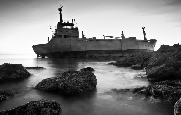 Корабль у рифов