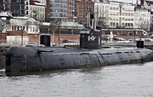 Подводная лодка у набережной в городе