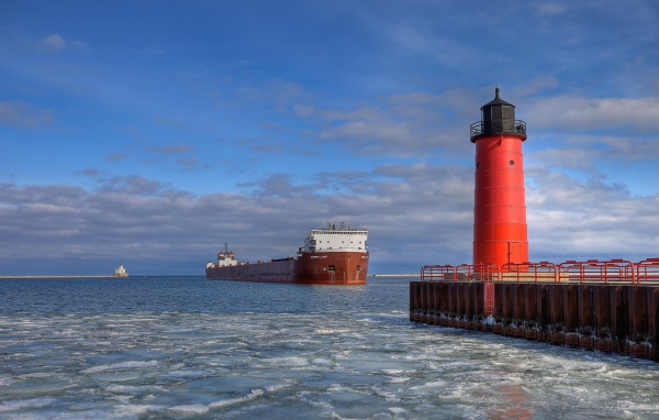 Танкер на рейде у маяка